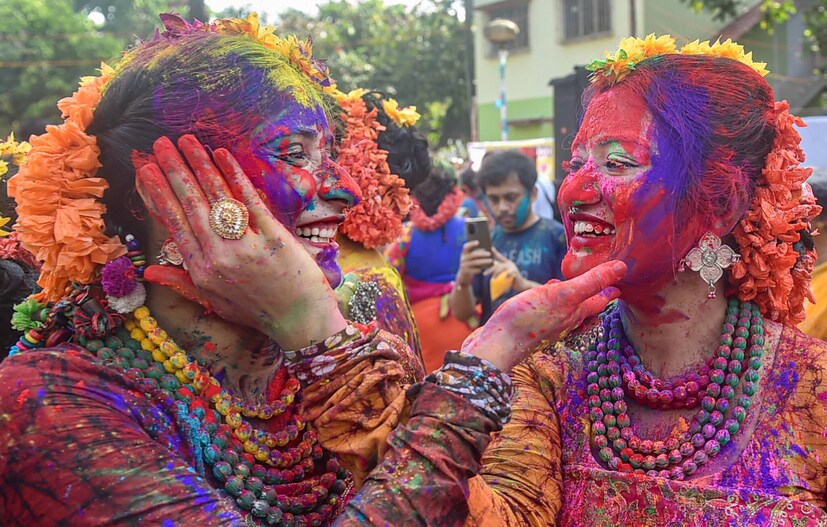 কলকাতায় দোলযাত্রা উৎসবে ছাত্রীরা। 