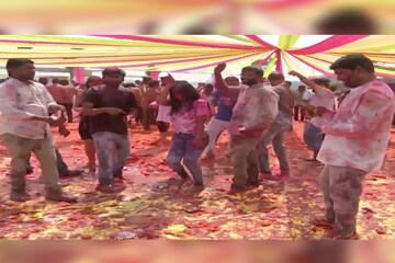করোনা ভুলে গোটা দেশ মেতে উঠল রঙের খেলায় ! দু'বছর পর এল খোলা হাওয়া করোনা ভুলে গোটা দেশ মেতে উঠল রঙের খেলায় ! দু'বছর পর এল খোলা হাওয়া
