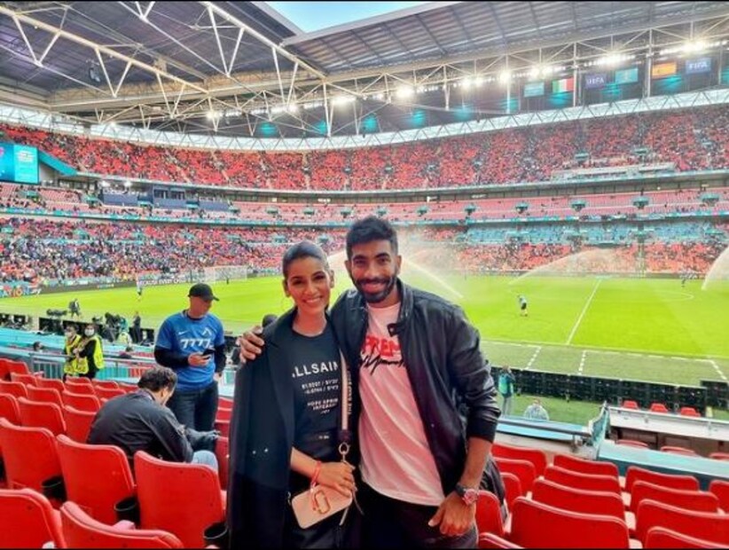গত বছর ১৫ মার্চ গোয়ায় বিয়ে করেছিলেন বুমরাহ ও সঞ্জনা। কিছুদিন আগেই বিবাহবার্ষিকী পালন করেছেন তাঁরা।