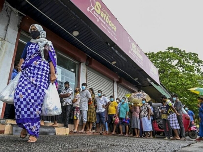 জানুয়ারিতে শ্রীলঙ্কার বৈদেশিক মুদ্রার ভাণ্ডার ৭০% কমে ২.৩৬ বিলিয়ন ডলার হয়েছিল। আগামী ১২ মাসে শ্রীলঙ্কাকে  ভারতীয় মুদ্রায় প্রায় ৫৪ হাজার কোটি টাকা বিদেশী ঋণ পরিশোধ করতে হবে। মোট ঋণের প্রায় ৬৮ শতাংশ চিনের। চিনকে দিতে হবে ৫ বিলিয়ন ডলার। ভারত ইতিমধ্যে শ্রীলঙ্কাকে ৯০ কোটি ডলার ঋণ দিয়ে সহায়তার কথা জানিয়েছে।
