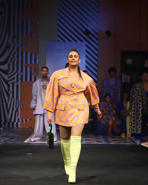 ল্যাকমে ফ্যাশন উইক- এ  Two Point Two Studio-র মাল্টিকালার ব্লেজার ড্রেসে ক্যাটওয়াক হুমা কুরেশির।