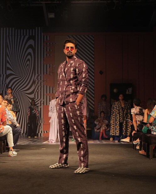 হুমা কুরেশির পাশাপাশি ল্যাকমে ফ্যাশন উইক- এ Two Point Two Studio-র স্যুটে বাজিমাত করলেন ভাই সাকিব সালিম-ও
