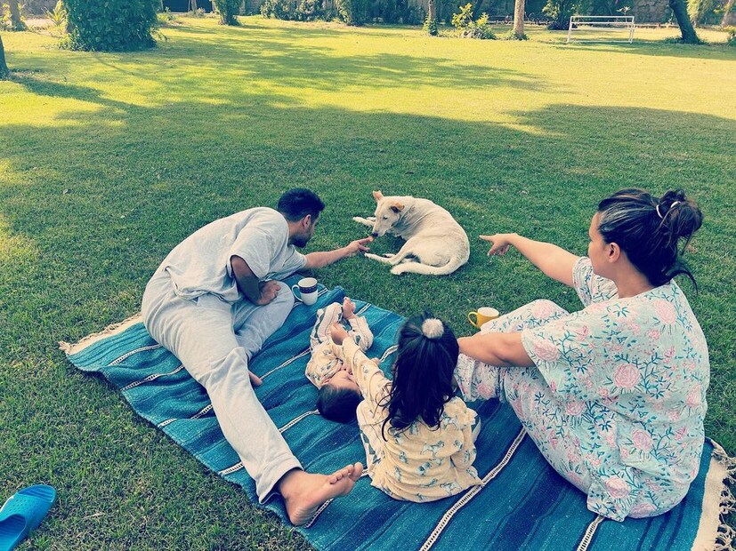 খোলা মাঠে প্রকৃতির কাছাকাছি সুসময় যাপন। পোষ্যের সঙ্গে চলছে খুনশুটিও। 