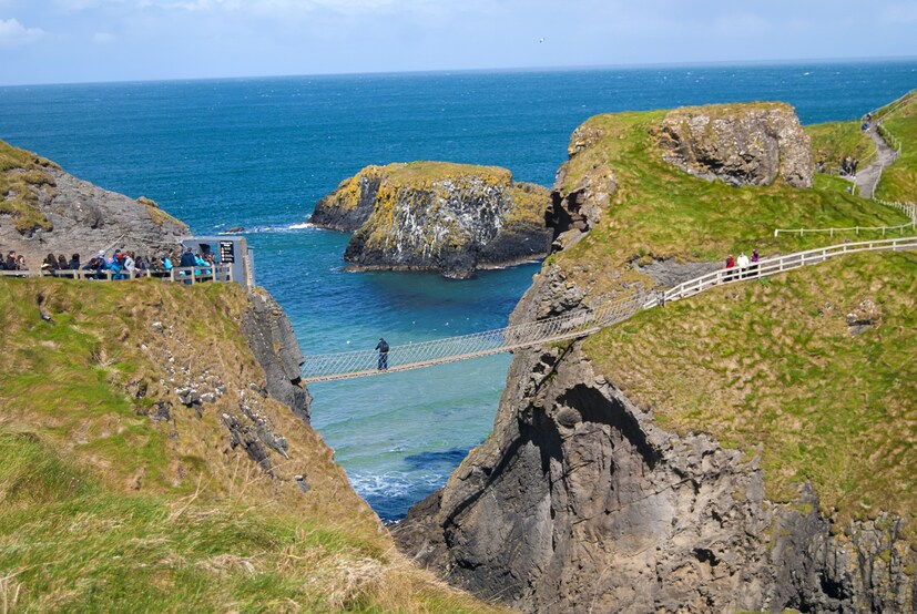 CARRICK-A-REDE ROPE BRIDGE, IRELAND: উত্তর আয়ারল্যান্ডের মূলভূমি ও ক্যারিক আ রেড দ্বীপের মধ্যে রয়েছে এই ঝুলন্ত ব্রিজটা
