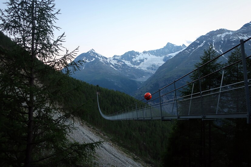 CHARLES KUONEN SUSPENSION BRIDGE, SWITZERLAND: সুইৎজারলভান্ডের এই ঝুলন্ত ব্রিজটিকে ইয়োরোপ ব্রিজ-ও বলে, ব্রিজের একপ্রান্তে রয়েছে জেরমাট-এর স্কি রিসর্ট, অন্যপ্রান্তে গ্রাচেন