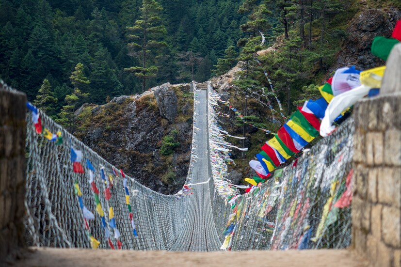 HILLARY SUSPENSION BRIDGE, NEPAL: মাউন্ট এভারেস্ট-এ প্রথম পা দিয়েছিলেন এডমান্ড হিলারি, তাঁর স্মৃতিতে নেপালের দুধকুশি নদীর উপর এই ঝুলন্ত ব্রিজটির নামকরণ করা হয় হিলারি সাসপেনশন ব্রিজ। 