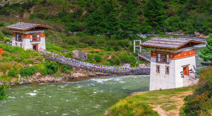 PUNAKHA SUSPENSION BRIDGE, BHUTAN: সাং চু নদীর উপর এই ঝুলন্ত ব্রিজটি ভুটানের অন্যতম লম্বা ব্রিজ।  ব্রিজের একপ্রান্তে রয়েছে পুনাখা জং বৌদ্ধ মন্দির, অন্যপ্রান্তে শেনগান গ্রাম, সামডিনখা গ্রাম