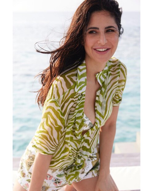 *লন্ডনে বড় হয়েছেন ক্যাটরিনা (Katrina Kaif) কাইফ। তাঁর আসল নাম ক্যাটরিনা টারকোট। কিন্তু উচ্চারণে কঠিন তাই মায়ের পদবী কাইফ ব্যবহার করেন অভিনেত্রী।