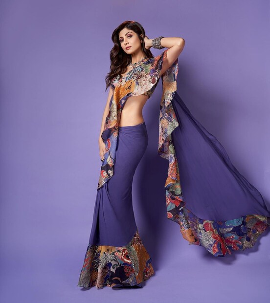 *অভিনেত্রী শিল্পা শেট্টির (Shilpa Shetty) আসল নাম ছিল অশ্বিনী শেট্টি। শিল্পার মা পেশায় একজন্য জ্যোতিষী। কেরিয়ারে উন্নতির জন্য নিউমেরোলজি দেখে মেয়ের নাম বদলে রাখেন শিল্পা। তারপর থেকেই তিনি জনপ্রিয় অভিনেত্রী শিল্পা শেঠি।