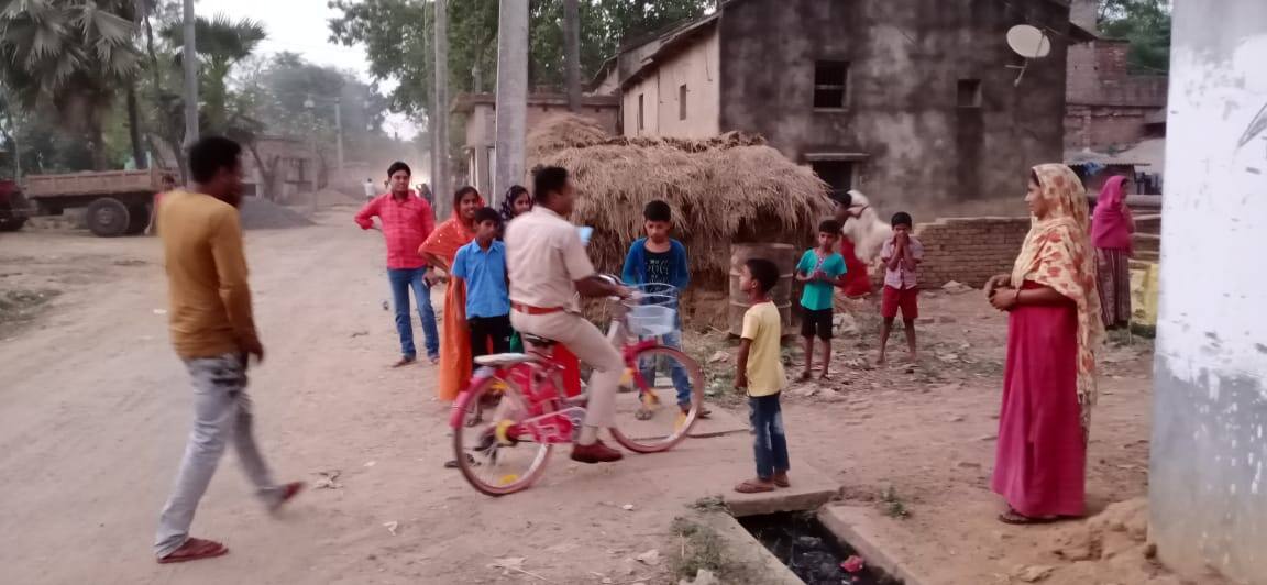 সাইকেল নিয়ে যাচ্ছেন ওসি