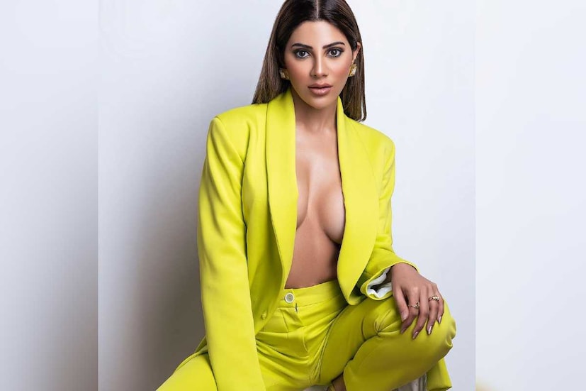 ইন্টারনেটের সেনসেশন নিক্কি তাম্বোলি সম্প্রতি পারদ চড়ালেন। উর্ধ্বাঙ্গে নেই একটিও সুতো। ব্রা লেস অবস্থায় নিয়ন জ্যাকেট পরলেন নিক্কি। 