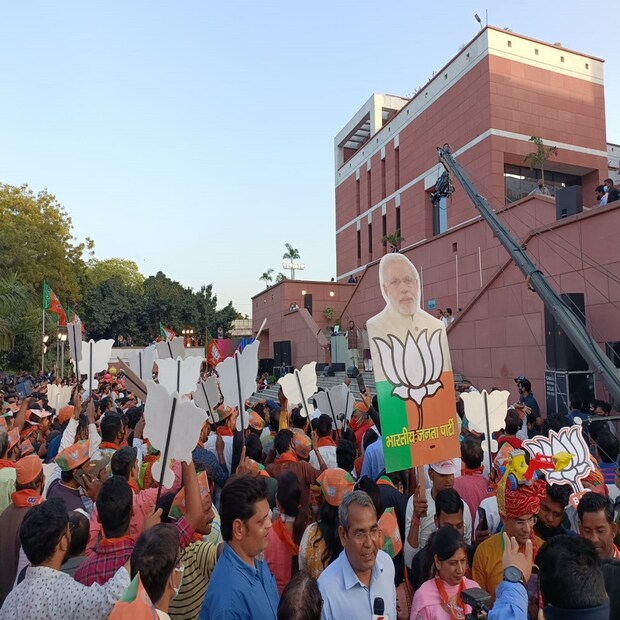 যোগী আদিত্যনাথ ফের একবার উত্তরপ্রদেশের মুখ্যমন্ত্রী হতে চলেছেন। ৩৭ বছরের রেকর্ড পাল্টে পরপর দুবার একই মুখ্যমন্ত্রী পাচ্ছে উত্তরপ্রদেশ। (Assembly Election Results 2022)