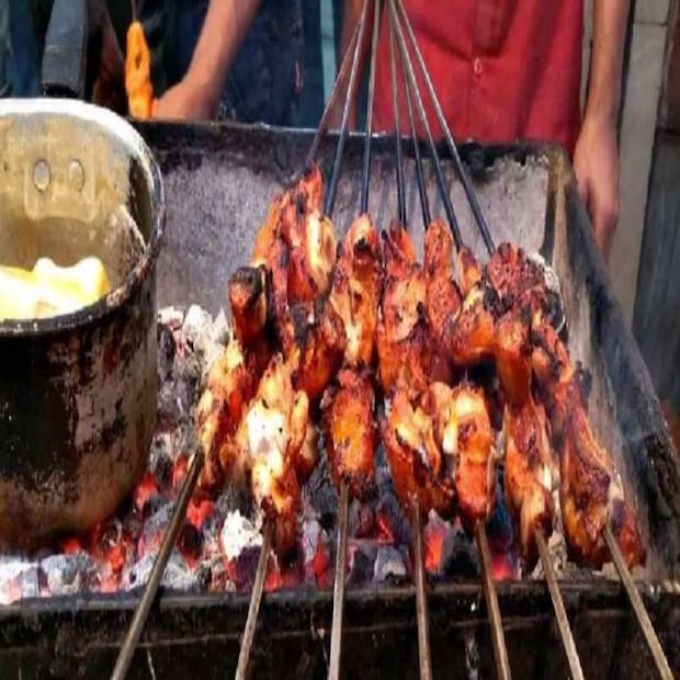 পোড়া খাবার: সরাসরি তন্দুরে সেঁকে নানা ধরনের কবাব থেকে রুটি বানানো হয়ে থাকে। তা খেতেও ভালো লাগে। কিন্তু এতে মাংস কিংবা রুটির গা অনেকটা পুড়ে যায়। আর সেই পোড়া অংশই বাড়াতে পারে ক্যান্সারের ঝুঁকি।