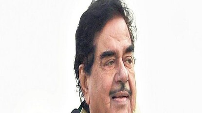 আসানসোলে এগিয়ে শত্রুঘ্ন৷ আসানসোলে এগিয়ে শত্রুঘ্ন৷