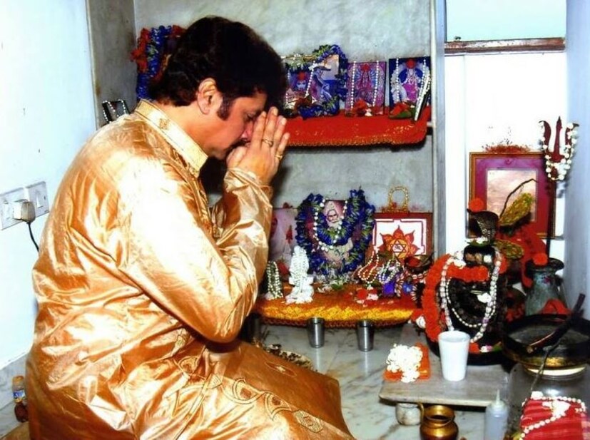 বাড়িতে রোজনামচার মধ্যে পুজো আচ্ছা ছিল তাঁর অন্যতম কাজ। নিজের বাড়িতেই করতেন দুর্গা পূজাও। 