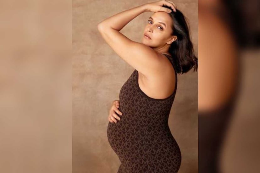 ১) নেহা ধুপিয়া- বিয়ের আগেই গর্ভবতী হন অভিনেত্রী নেহা ধুপিয়া। অঙ্গদ বেদীর সঙ্গে বিয়ের ৬ মাসের মধ্যেই প্রথম সন্তান মেহেরের জন্ম দেন নেহা। 
