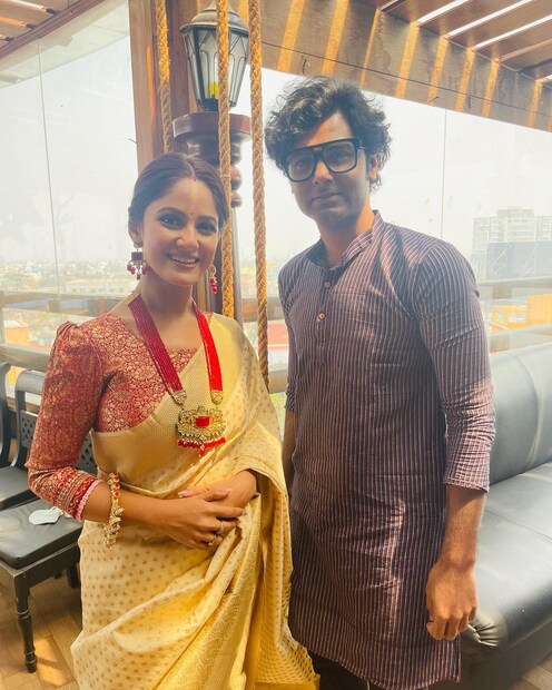 'ইস্কাবনের বিবি'-র সঙ্গীতের দায়িত্বে থাকছেন বিক্রম ঘোষ। ক্যামেরা মধুরা পালিতের। পোশাক সোহিনী বসুর। নাম করা হাসপাতালে ঘটে যাওয়া দুর্নীতি এবং সেই জালে তৃণা সাহা ও অরুণিমার জড়িয়ে পড়া। এবং আসল কালপিটদের মুখোশ খোলা নিয়েই নানা রহস্যের জালে বোনা হবে গল্প। photo source Instagram  