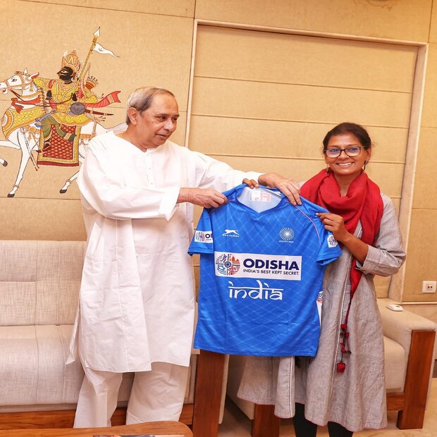 বৃহস্পতিবার কপিস শর্মা সোশ্যাল মিডিয়ায় বেশ কিছু ছবি শেয়ার করেছেন ৷ লিখেছেন ওড়িশার মুখ্যমন্ত্রী নবীন পট্টনায়েকের (CM of Odisha Mr. Naveen Patnaik) সঙ্গে তাঁদের দেখা হয়েছে ৷