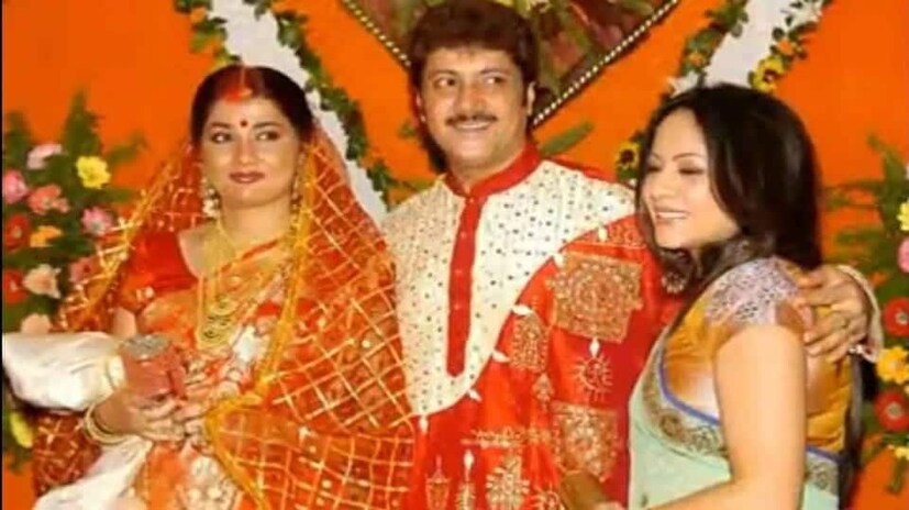 বিয়ের অনুষ্ঠানে কেমন সেজেছিল দম্পতি? 'রূপে জ্যান্ত কার্তিক' অভিষেকের পরনে ছিল লাল-সাদা পঞ্জাবি। সাবেকি বাঙালি কনে সংযুক্তার পরনে লাল চেলি, লাল বেনারসি। গা ভর্তি সোনার গয়নায় জীবনের এই বিশেষ দিনে সেজেছিলেন অভিষেক পত্নী।