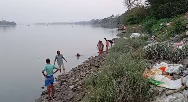 ঘাটে চলছে চিংড়ির খোঁজ...