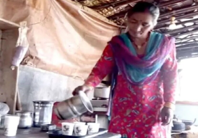 যোগী আদিত্যনাথের সঙ্গে তাঁর পরিবারের যোগসূত্র বিচ্ছিন্ন হয়ে গিয়েছে বহু দিন আগেই। তবুও মন থেকে তো আর ভাইয়ের স্মৃতি মুছতে পারেন না দিদি। ভাইয়ের বিষয়ে কিছু বিশেষ স্মৃতি মনের মণিকোঠায় ধরে রেখেছেন শশী। তাঁর বক্তব্য, সম্পর্কের সুতো আলগা হয়ে গেলেও ভাইয়ের সাফল্যের জন্য তিনি সব সময় নীলকণ্ঠ মহাদেবের কাছে প্রার্থনা করেন। আবেগঘন হয়ে শশী জানিয়েছেন, ২৮ বছর ধরে ভাইয়ের হাতে রাখি বাঁধতে পারেননি। আসলে ১৯৯৪ সালেই গৃহত্যাগ করে সন্ন্যাস নিয়েছিলেন যোগী। তবে থেকেই আর রাখি বাঁধা হয়নি শশীর। স্মৃতিচারণ করে তিনি আরও বলেন, তাঁর হাতের রান্না করা খাবার বিশেষ পছন্দ ছিল ভাইয়ের। কিন্তু বহু দিন দু’জনে একসঙ্গে বসে খাওয়াদাওয়া করা হয়নি। 