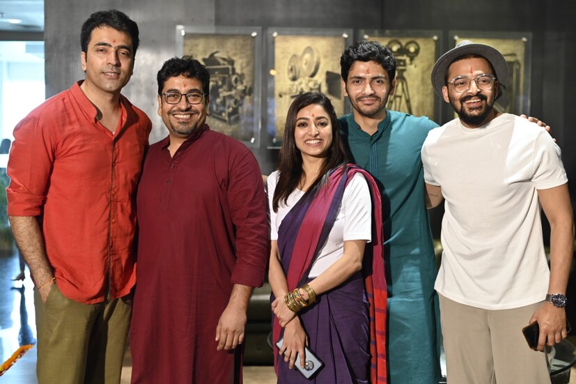 এই ছবির মাধ্যমেই ক্যামেলিয়া প্রোডাকশনস-এর সঙ্গে পথচলা শুরু করলেন এসভিএফ। দুই প্রযোজনা সংস্থার কর্ণধার, পরিচালক, অভিনেতা, অভিনেত্রী ও কলাকুশলীরা উপস্থিত ছিল এই দিনের মহরৎ-এ। একই ফ্রেমে দেখা গেল, অরিন্দম শীল, ধ্রুব বন্দ্যোপাধ্যায়, আবির চট্টোপাধ্যায়, অর্জুন চক্রবর্তী, সোহিনী সরকার, ঈশা সাহাকে। সকলের মুখেই চওড়া হাসি। 