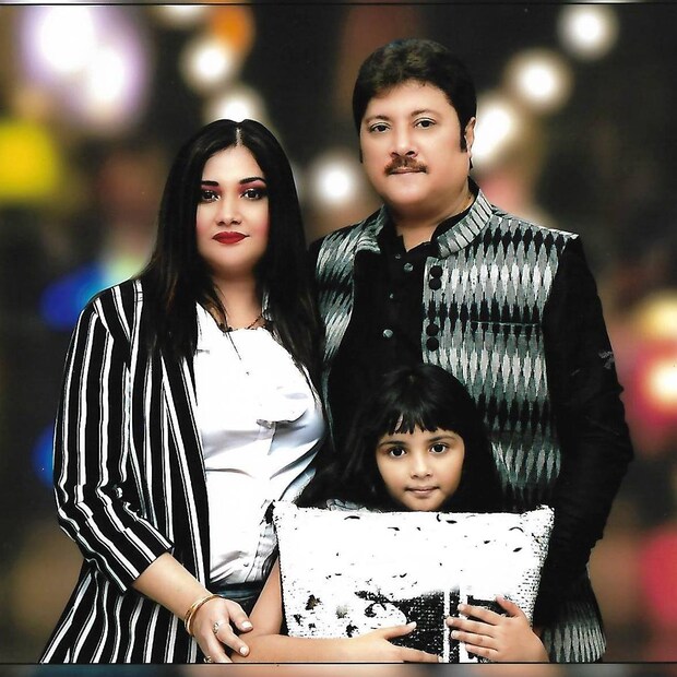 সে সবই আজ স্মৃতি। স্ত্রী ও একমাত্র কন্যাকে ফেলে না ফেরার দেশে পাড়ি দিয়েছেন অভিষেক। তাঁদের ঘিরেই ছিল অভিষেকের জগত। 