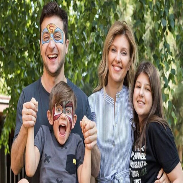 ফার্স্ট লেডি ওলেনা জেলেনস্কাও (Volodymyr Zelenskyy Wife) সম্প্রতি সোশ্যাল মিডিয়ায় বার্তা দিয়েছেন দেশবাসীকে, নিজের '‌সহযোদ্ধা'‌দের। পোস্ট করলেন এমন এক ছবি, যা দেখে চোখে জল এল গোটা দুনিয়ার। তিনি ইউক্রেনবাসীকে ধন্যবাদ জানিয়েছেন। পরস্পরের পাশে দাঁড়ানোর জন্য। দুই সন্তান রয়েছে তাঁদের। শুধুই ইউক্রেনের ফার্স্ট লেডি নন, ওলেনা পেশায় আইনজীবী। বিভিন্ন মানবাধিকার বিষয় নিয়ে আন্দোলন গড়ে তোলেন। এমনকী ইউক্রেনের কূটনীতির বিষয়েও কাজ করে থাকেন। 
