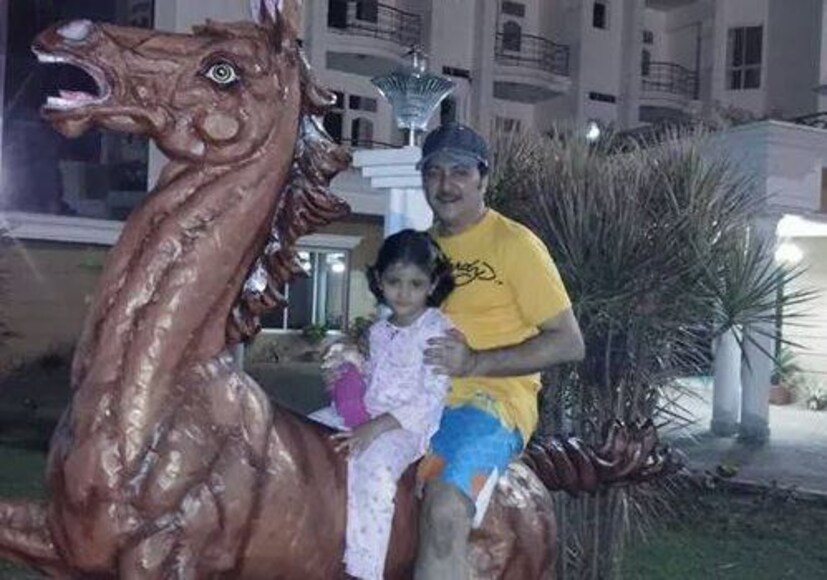 মেয়ের সঙ্গে প্রায়ই সোশ্যাল মিডিয়ায় ভাল মুহূর্তের ছবি শেয়ার করতেন অভিষেক। 