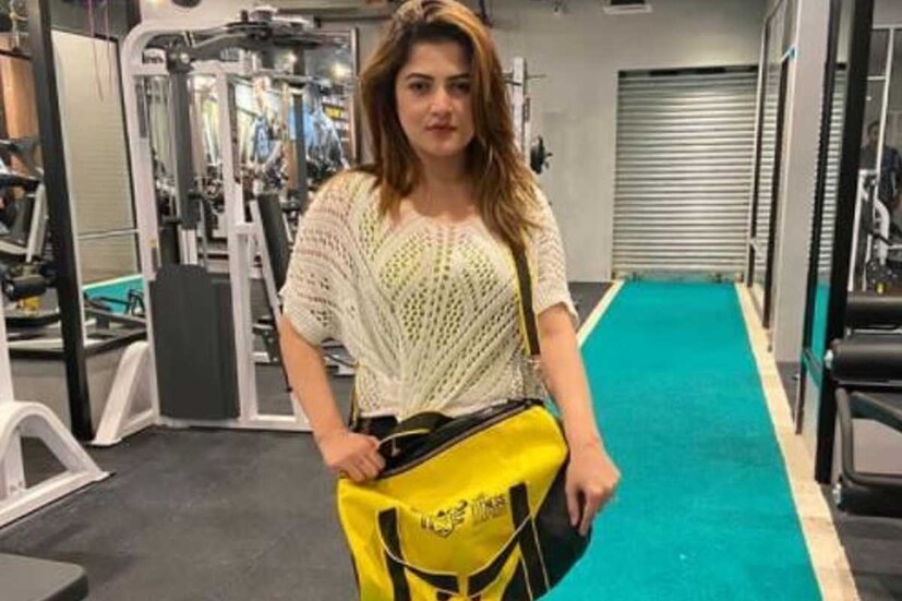 অভিনেত্রী শ্রাবন্তী চট্টোপাধ্য়ায়ও জিমে শরীরচর্চা করেন। তবে তার মাঝে ছবি তুলতেও ভোলেন না তিনি. 