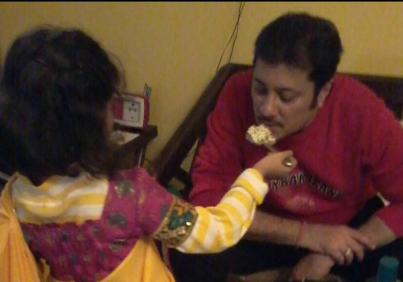 মেয়ের হাতে খাবার খাচ্ছেন অভিষেক। এভাবেই পরিবারের সঙ্গে সময় কাটত অভিনেতার। 