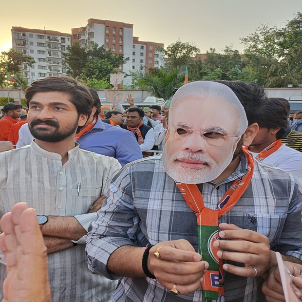 আগামী লোকসভা ভোটে উত্তরপ্রদেশের ৮০টি আসনে গত লোকসভা ভোটের ফলাফলের পুনরাবৃত্তি করতে পারে কি না গেরুয়াশিবির, এখন সেদিকেই নজর দেশের। 