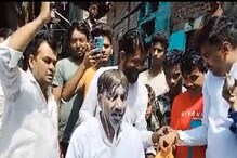 সাফাইয়ে গড়িমসি, নোংরা নর্দমায় ঝাঁপ দিলেন আপ কাউন্সিলর! দুধ দিয়ে স্নান সমর্থকদের সাফাইয়ে গড়িমসি, নোংরা নর্দমায় ঝাঁপ দিলেন আপ কাউন্সিলর! দুধ দিয়ে স্নান সমর্থকদের