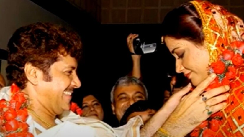আজ তাঁর প্রয়াণের পর সোশ্যাল মিডিয়ায় ফের ভেসে উঠেছে সেইসব ছবি। সেই তারকাখচিত সন্ধ্যায় কী ভাবে সেজেছিলেন বর-কনে থেকে অতিথি অভ্যগতরা? কেমন ছিল আয়োজন? ধরা পড়েছে ছবির কোলাজে।