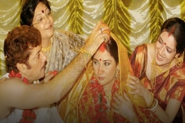 বরকর্তা প্রসেনজিতের পাশে বর অভিষেক, গা ভর্তি গয়নায় মধ্যমণি স্ত্রী সংযুক্তা! বরকর্তা প্রসেনজিতের পাশে বর অভিষেক, গা ভর্তি গয়নায় মধ্যমণি স্ত্রী সংযুক্তা!