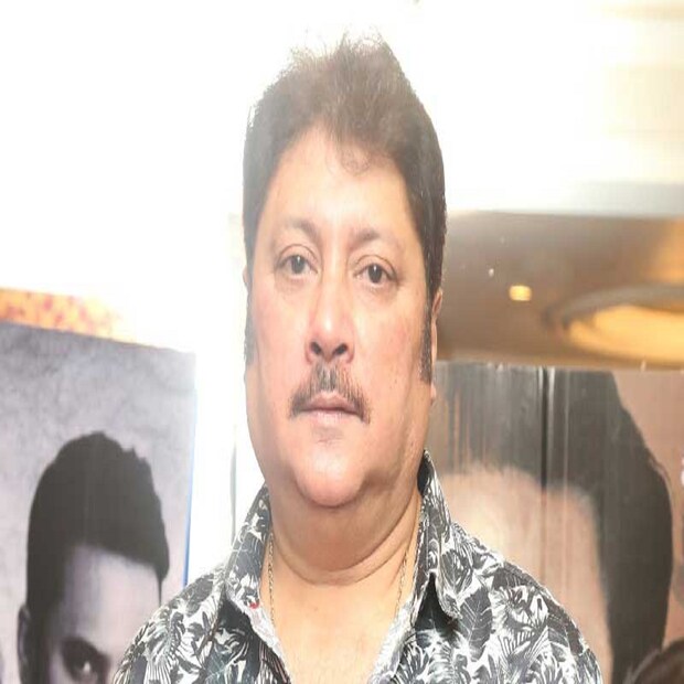 বাড়িতে ফিরে আসেন তিনি। সেখানেই আরও অসুস্থ বোধ করেন। তবে, বাড়িতেই ছিলেন তিনি। বাড়িতেই স্যালাইনের ব্যবস্থা করা হয়েছিল। কিন্তু শেষ রক্ষা হল না। অকালেই চলে গেলেন টলিউডের সুপুরুষ এই অভিনেতা। 