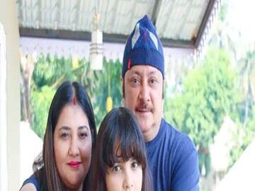 সারাজীবন লাইট, ক্যামেরা, অ্যাকশন এই তিন শব্দকে জীবনের মূলমন্ত্র বানিয়ে ফেলা অভিষেক চট্টোপাধ্যায় বুধবার রাতে এক রিয়্যালিটি শোয়ের শুটিং ফ্লোরেই অসুস্থবোধ করেন। পরিবার সূত্রে জানা গিয়েছে,বাড়ি ফিরেও হাসপাতালে যেতে চাননি তিনি। রাত ১টা ৪০ মিনিট নাগাদ দক্ষিণ কলকাতার আনোয়ার শাহ রোডে নিজের বাড়িতেই শেষ নিঃশ্বাস ত্যাগ করেন অভিষেক চট্টোপাধ্যায়।