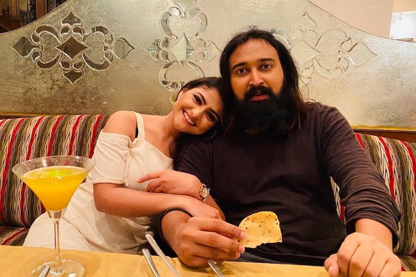 *সেখানে ভাগ করে নেন, কীভাবে মারণ ব্যাধিকে জয় করলেন। কীভাবে পাশে ছিল পরিবার, পাশে ছিলেন প্রাণের বন্ধু সব্যসাচী চৌধুরী। (ছবি সৌজন্যেঃ ঐন্দ্রিলা শর্মার ফেসবুক পেজ) 