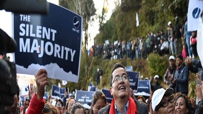 পাহাড়ের নতুন শক্তি হিসেবে উঠে এল অজয় এডওয়ার্ডের (মাঝখানে) দল৷ পাহাড়ের নতুন শক্তি হিসেবে উঠে এল অজয় এডওয়ার্ডের (মাঝখানে) দল৷