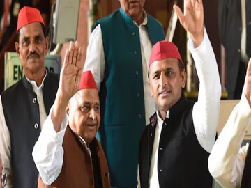 মুলায়মের পরামর্শে সাংসদ পদে উস্তফা অখিলেশের৷ Photo-File/PTI