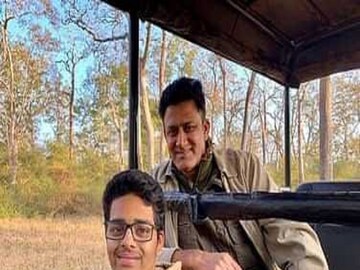 ছেলে মায়াসের সঙ্গে ওয়াইল্ডলাইফ ফটোগ্রাফিতে অনিল কুম্বলে