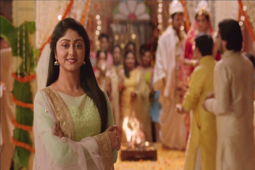*কয়েকমাস আগেও টিআরপি তালিকার সেরা দশে ছিল অপরাজিতা অপু। কিন্তু হঠাৎই জনপ্রিয়তা পড়তে শুরু করে। অপুর মরে যাওয়ার নাটকের পরে ফের মিস গোমস হয়ে ফিরে আসা, কোনও কিছুতেই টিআরপি তালিকায় জায়গা করে উঠতে পারেনি। ফলে ধারাবাহিক বন্ধ করে দেওয়ারই সিদ্ধান্ত নেন নির্মাতার। সংগৃহীত ছবি। 