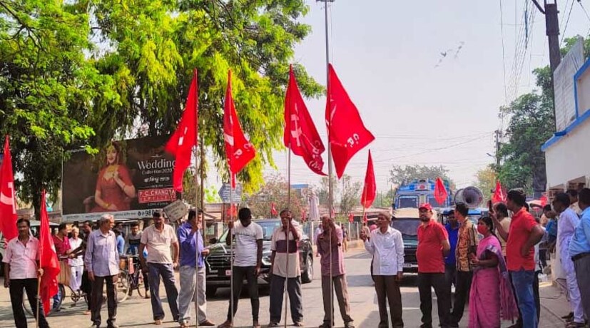 হাওড়ার ডোমজুড়, উত্তর ২৪ পরগনার বেলঘড়িয়া স্টেশনে। রেল লাইনে অবরোধ করেন বন্‌ধ সমর্থকরা। ফলে অফিস টাইমে ট্রেন পরিষেবা ব্যাহত হয়। প্রবল ভোগান্তির শিকার হতে হয় নিত্য যাত্রীদের। কেউ কেউ বিকল্প পথে গন্তব্যে পৌঁছনোর চেষ্টা করেন। 