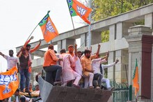 কেন বুলডোজারে চেপে যোগী আদিত্যনাথের জয় উদযাপন করছেন বিজেপি সমর্থকরা?