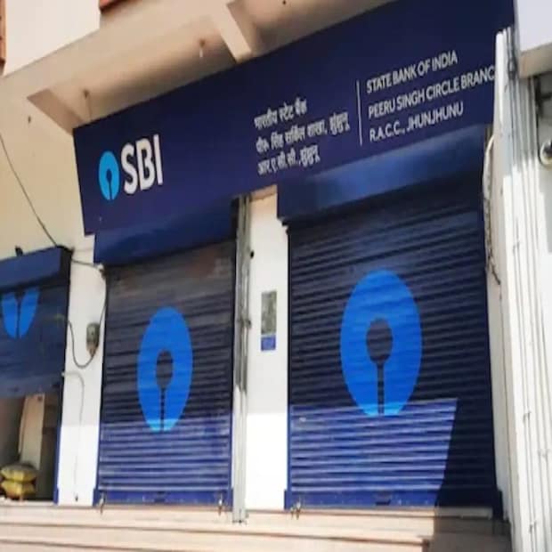 রাজ্য হিসেবে ছুটি থাকে ব্যাঙ্কের-  ব্যাঙ্কের ছুটি প্রত্যেক রাজ্যের ক্ষেত্রে আলাদা হয় ৷ রিজার্ভ ব্যাঙ্ক প্রতি বছরের শুরুতেই ব্যাঙ্কের ছুটির একটি লিস্ট জারি করে দেয় ৷ প্রত্যেক রাজ্যের বিভিন্ন উৎসব ও গুরুত্বপূর্ণ দিন হিসেবে ছুটি থাকে ব্যাঙ্কের ৷ 