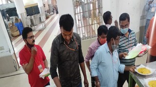 ভোগ বিতরণ হচ্ছে বেলুড় মঠে৷ 