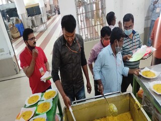 ভোগ বিতরণ হচ্ছে বেলুড় মঠে৷ 