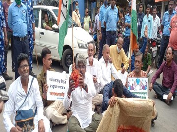 কাউন্সিলরের বিরুদ্ধে বিক্ষোভ