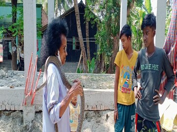 এ ভাবেই সাপেদের নিয়ে দিন কাটে নিরঞ্জন সর্দারের৷ 