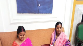 বিধানসভায় চন্দনা বাউড়ির সঙ্গে তাঁর মা আরতি বাউড়ি৷ 